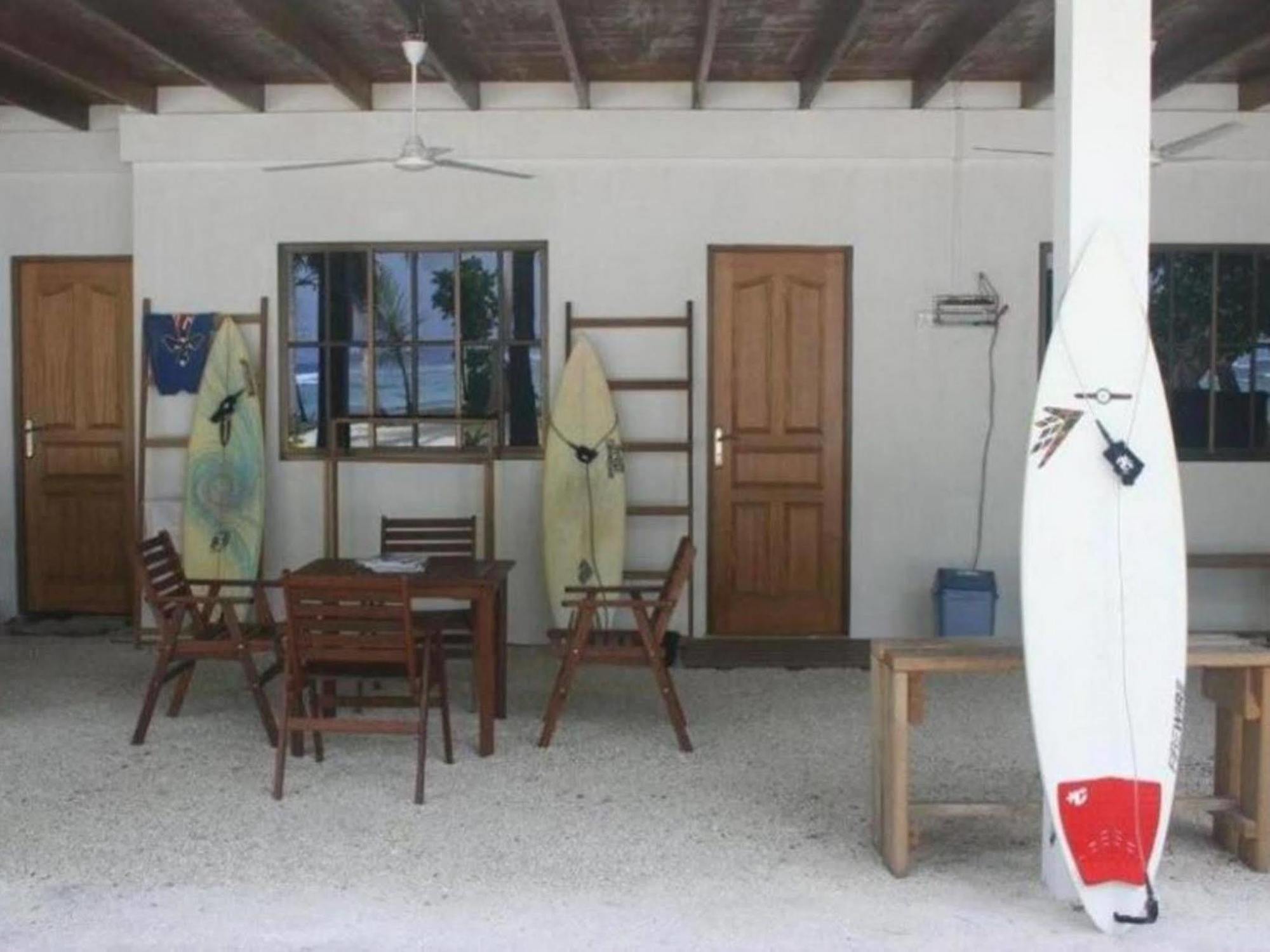 Thulusdhoo Surf Camp Guest House ภายนอก รูปภาพ